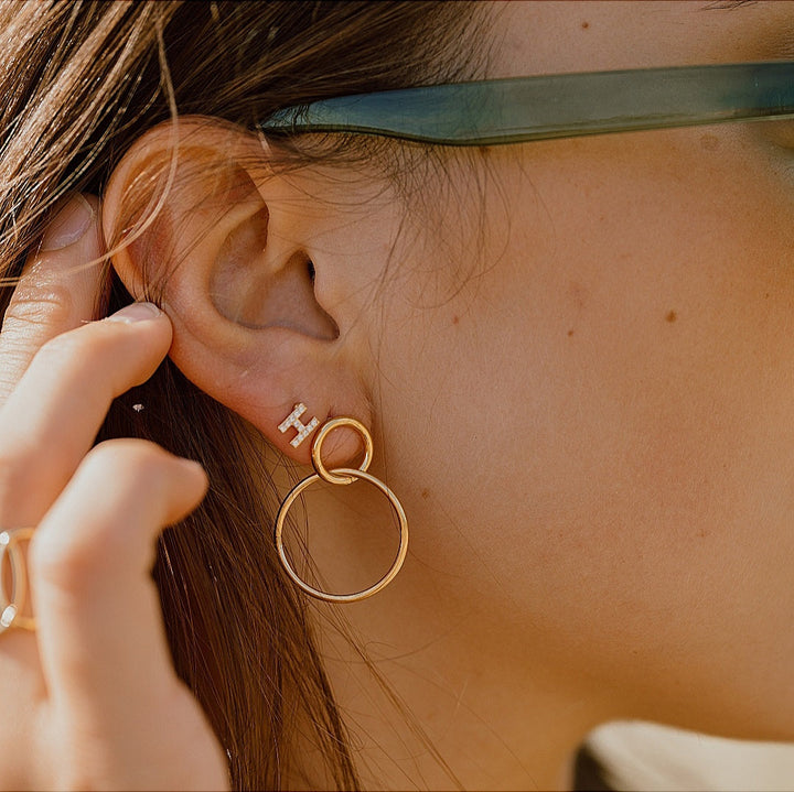 Letter earrings with zirconias and ball lock in 18 karat gold-plated stainless steel
