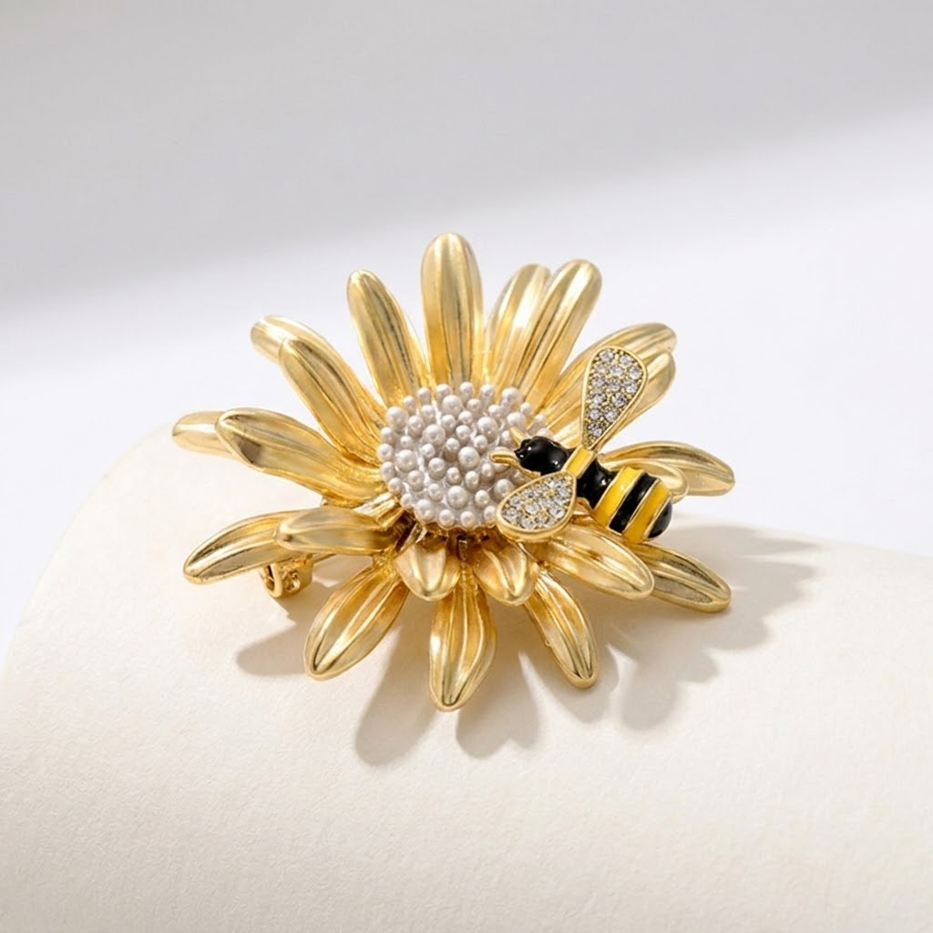 DAISY BEE BROOCH