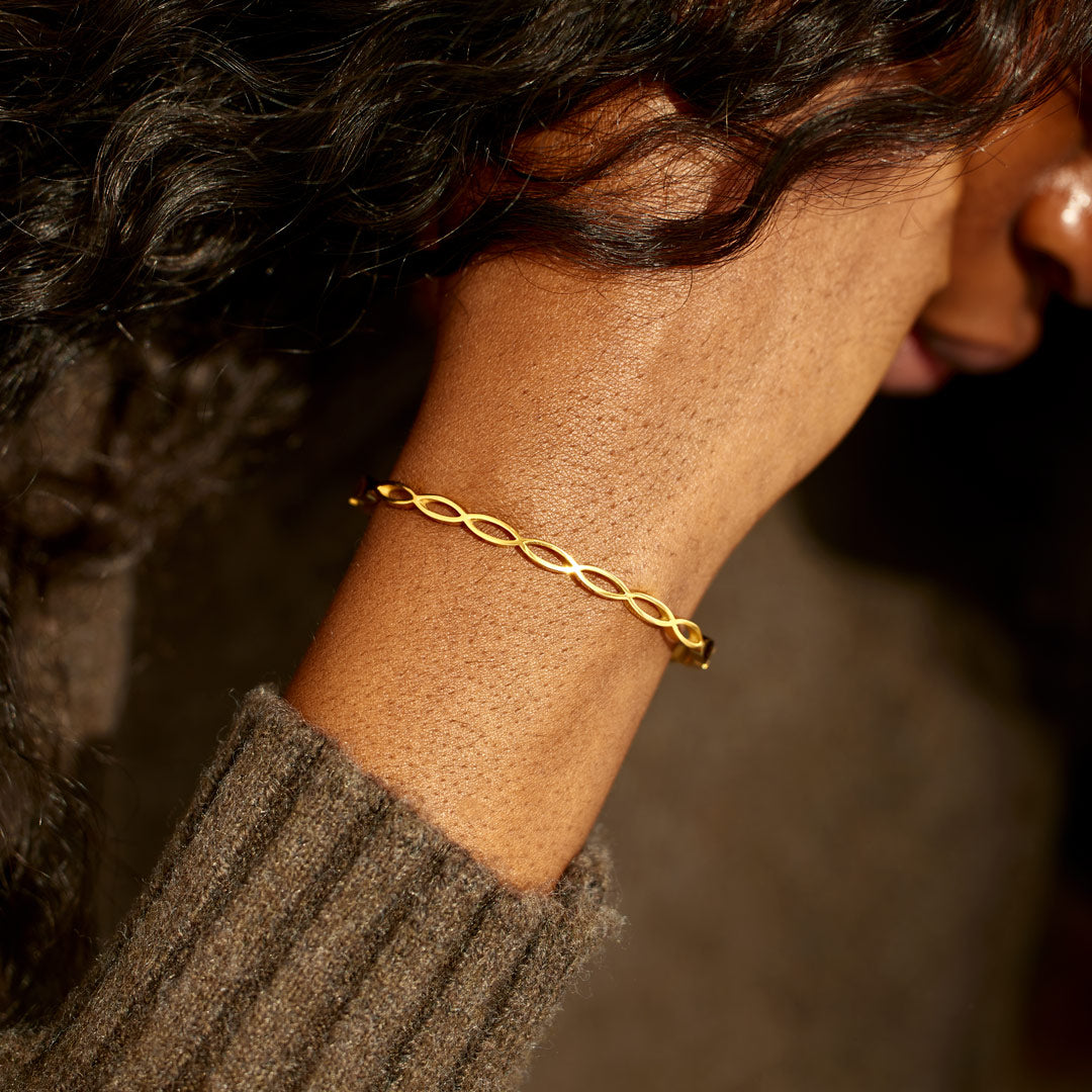 Small Circle Of Female Friends Matching Weave Bracelet