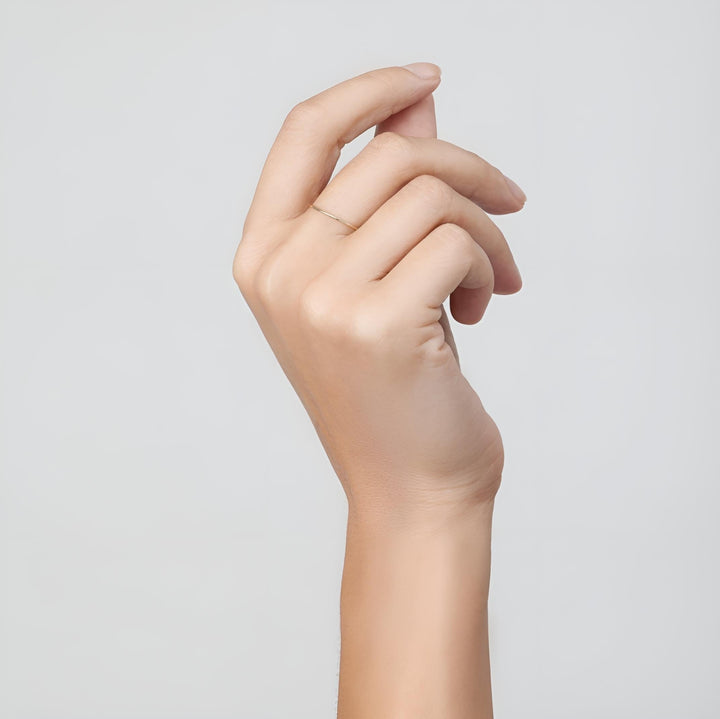 Slim band ring in 18 karat gold-plated titanium