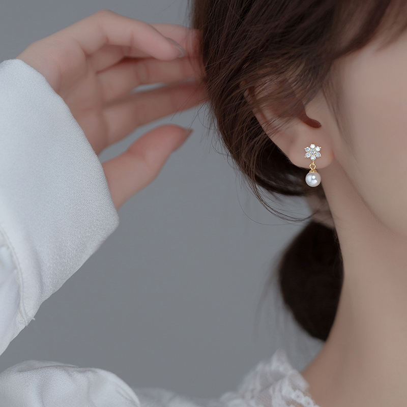 Flower Pearl Stud Earrings
