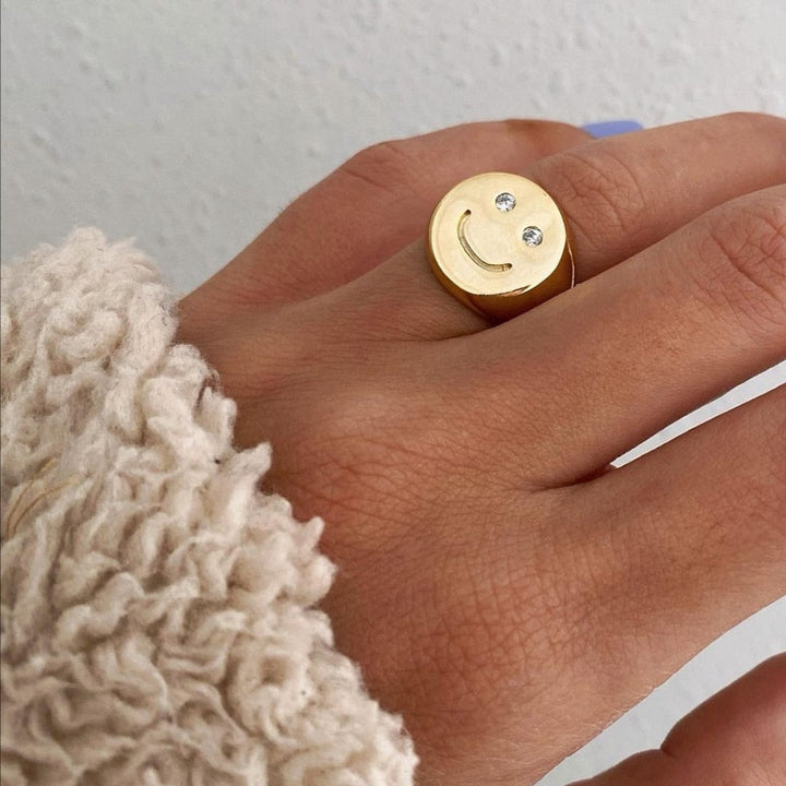 Smiley Sparkle Ring - 18k Gold