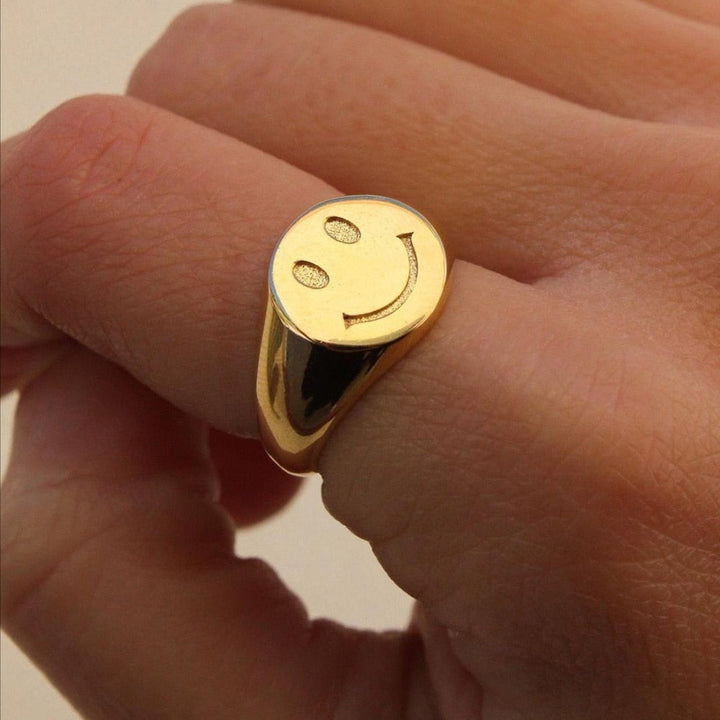 Smiley Sparkle Ring - 18k Gold
