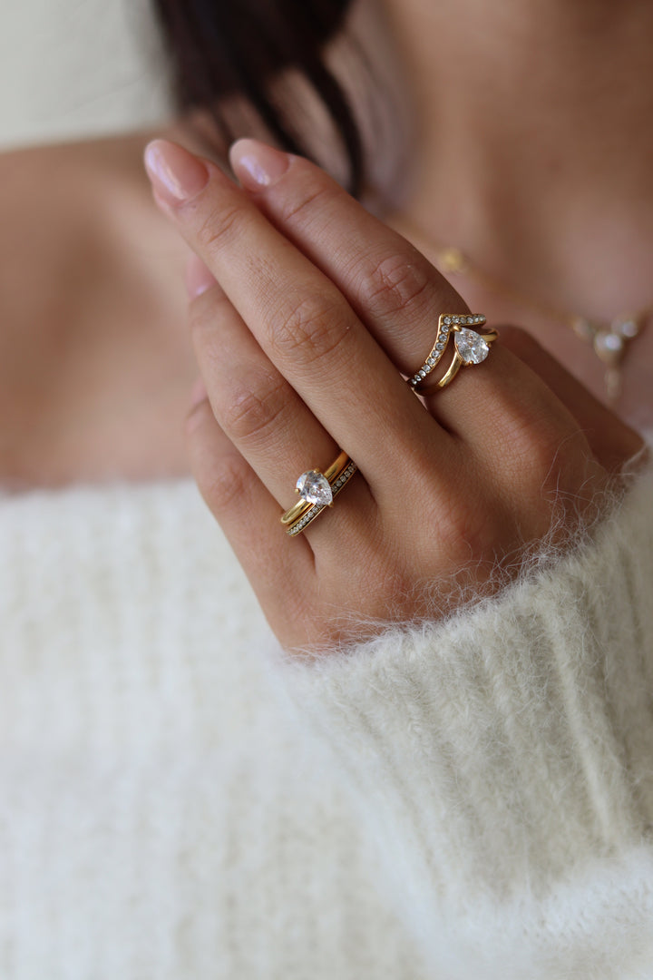 Evelyn | Elegant Twisted Band Ring