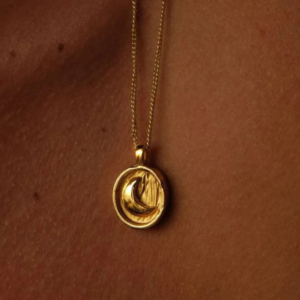 Vintage-Inspired Oval Pendant Necklace