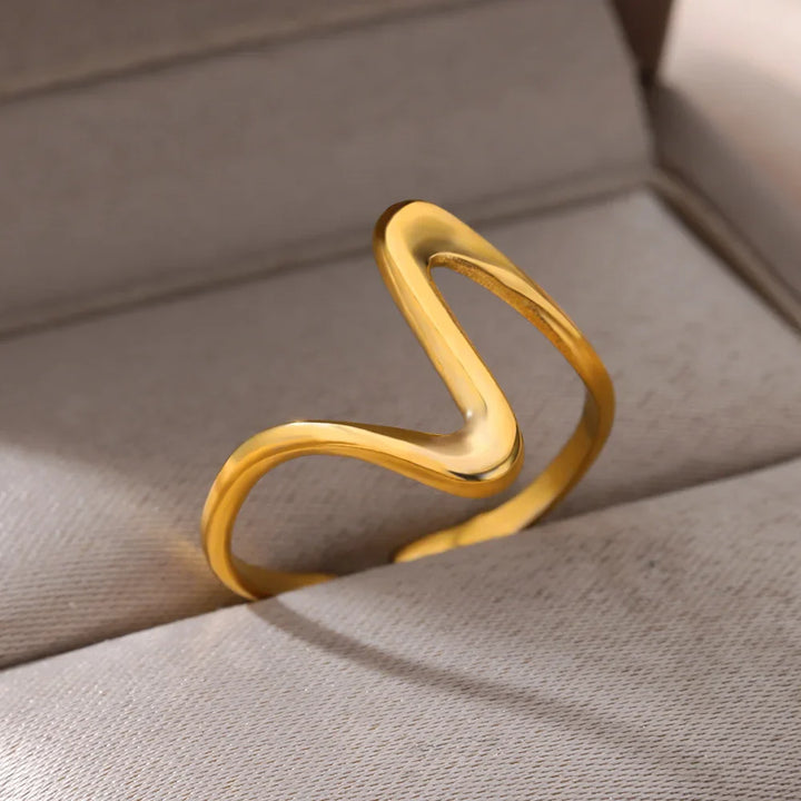 Serenita Sleek Contour Gold Ring