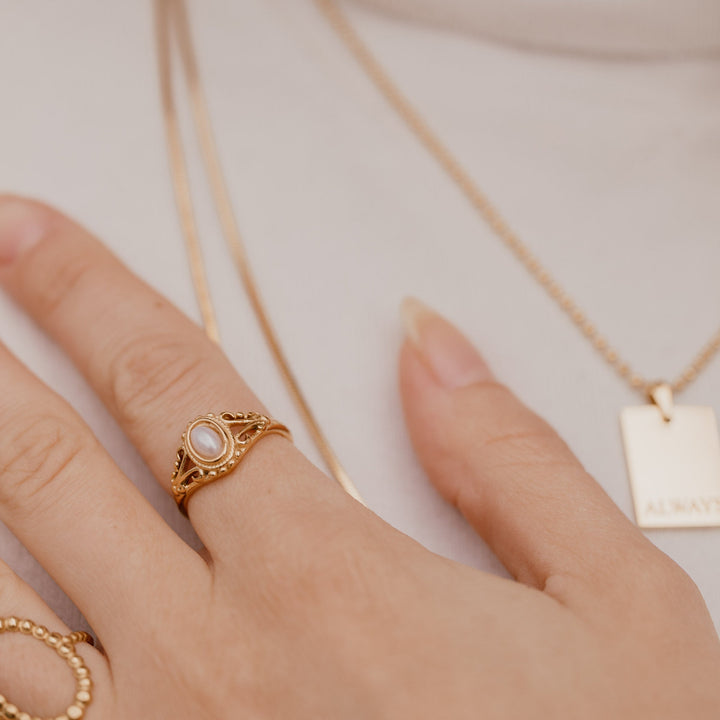 Vintage pearl ring in 14 karat gold-plated stainless steel