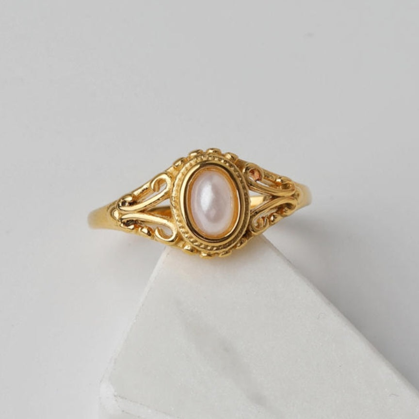 Vintage pearl ring in 14 karat gold-plated stainless steel