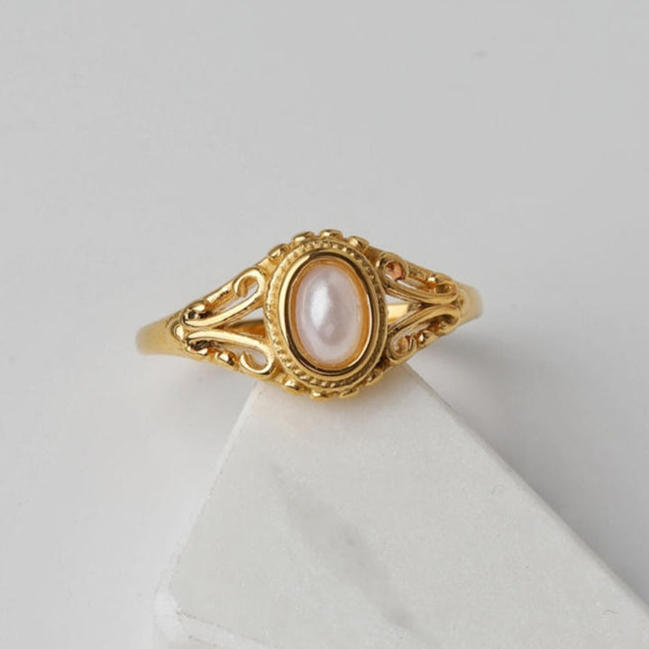 Vintage pearl ring in 14 karat gold-plated stainless steel
