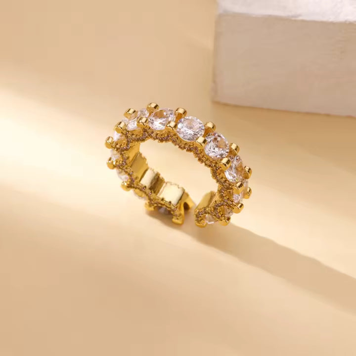 Kiara | Elegant Crystal Halo Ring