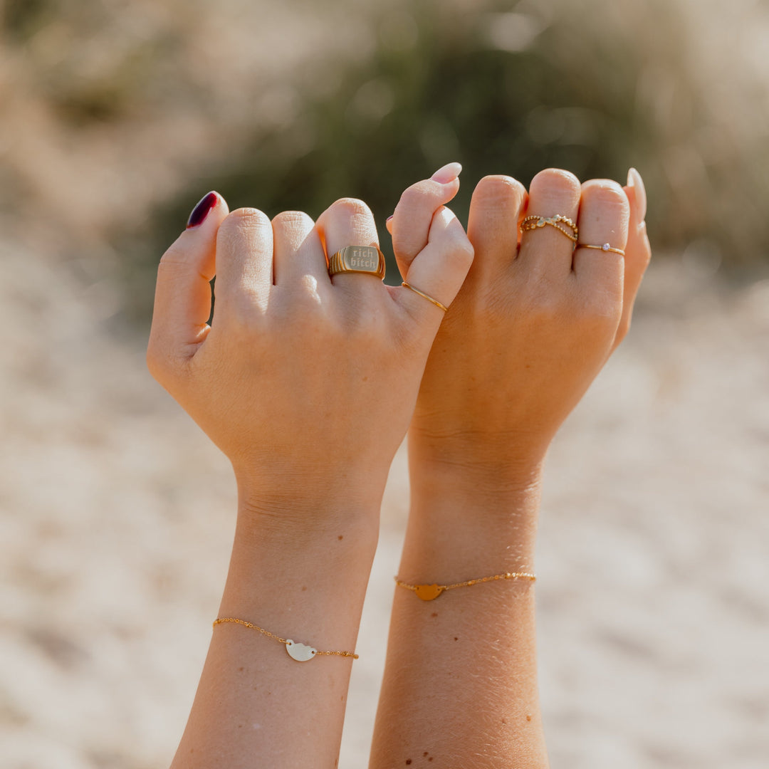Slim band ring in 18 karat gold-plated titanium